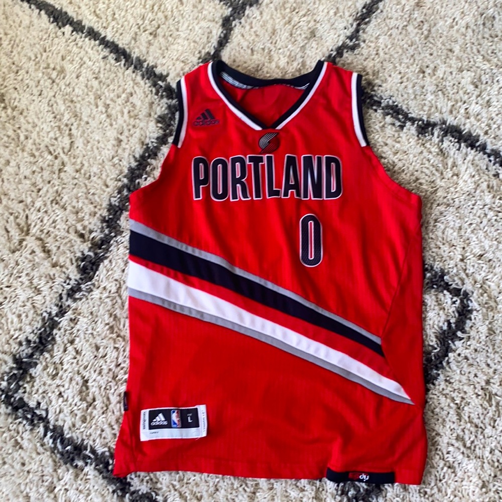 Damien Lillard, Portland Trailblazers basketball jersey. Youth large